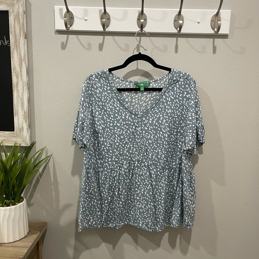 Blue and white dotted boutique flowy shirt size 1X